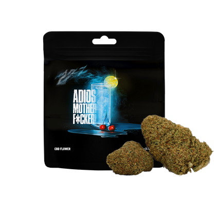 Fleur CBD Cookies Adios Mother Fucker avec bourgeons verts et feuilles, vue rapprochée, sur fond neutre.
