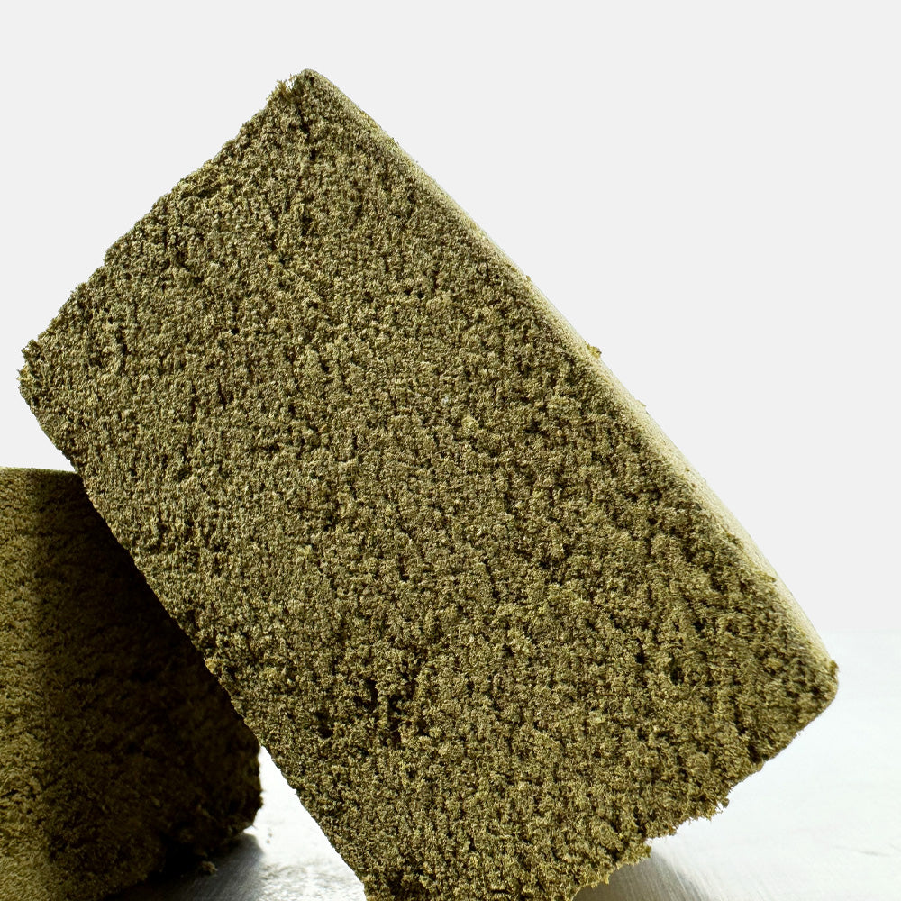 Fleurs de cannabis Cali Haze de DELI-CANNA, résineuses et vertes, en bouquet pour la consommation de cannabis.