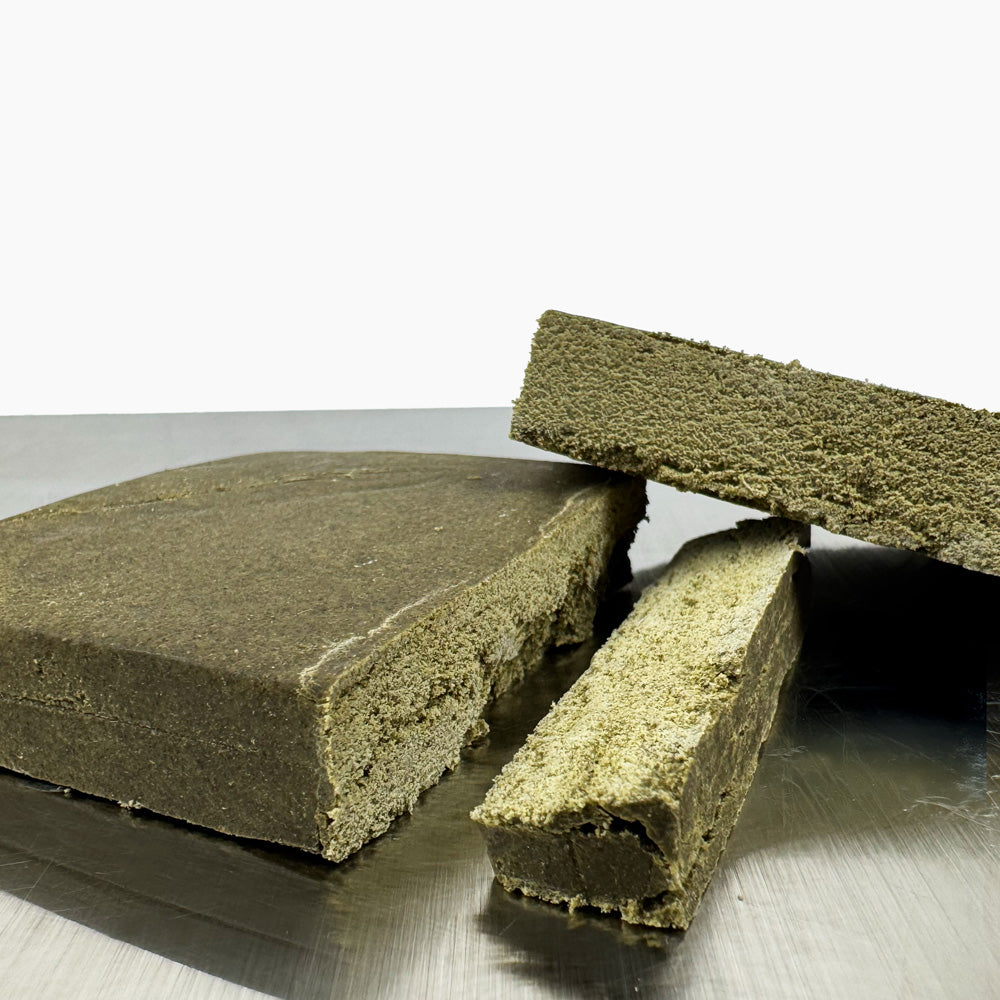 Branche de Ketama Gold DELI-CANNA, cannabis en fleurs verte avec trichomes, dans un emballage transparent.