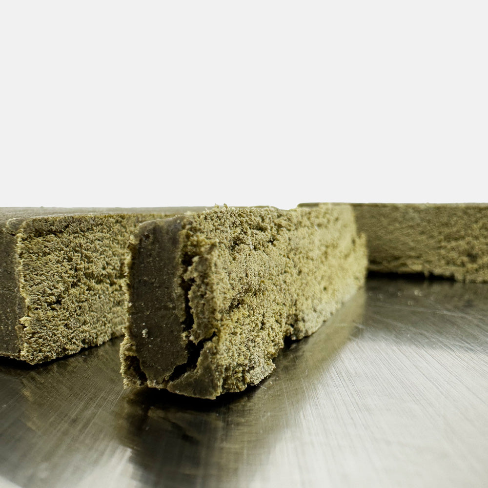 Fleurs de cannabis Ketama Gold DELI-CANNA en pot de 3g ou 4,20g, vue en gros plan dans un emballage transparent.