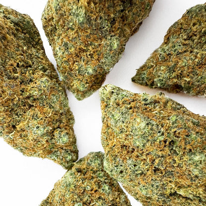 Fleurs de cannabis L.A CALI de California Genetics par Deli-Canna, paquet de 3g, floraison verte avec pistils orange.